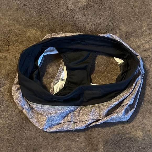 Lululemon speed up shorts 2.5” size 6 - Picture 3 of 4